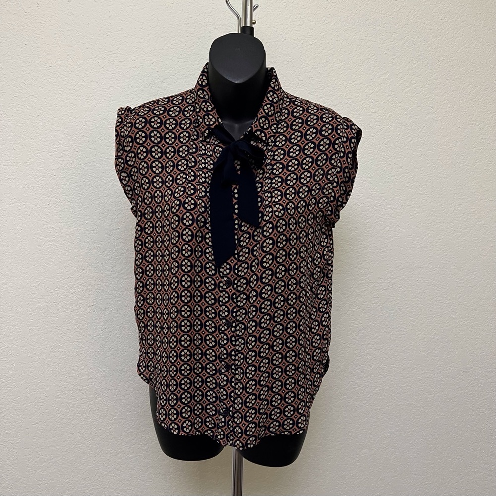 Classy top with bow tie. Size XS. No ironing ever needed!!
